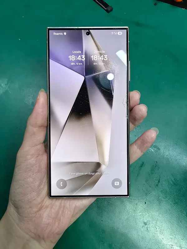 Tourist from France Discovers Glass-Only Repair in Bukit Bintang