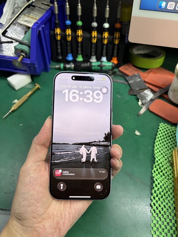 A Knowledgeable Customer Repairs iPhone 17 Outer Glass