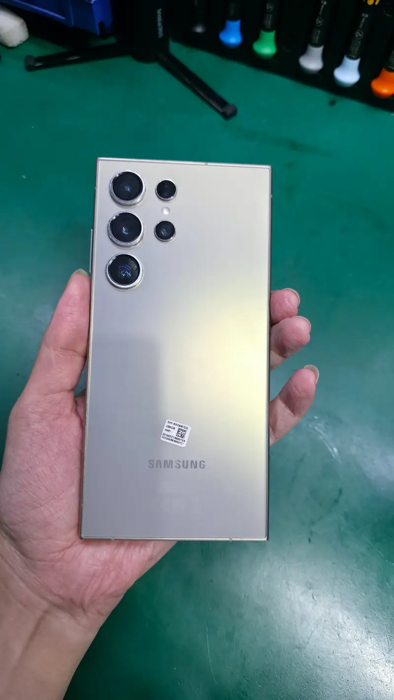 Tourist from France Discovers Glass-Only Repair in Bukit Bintang