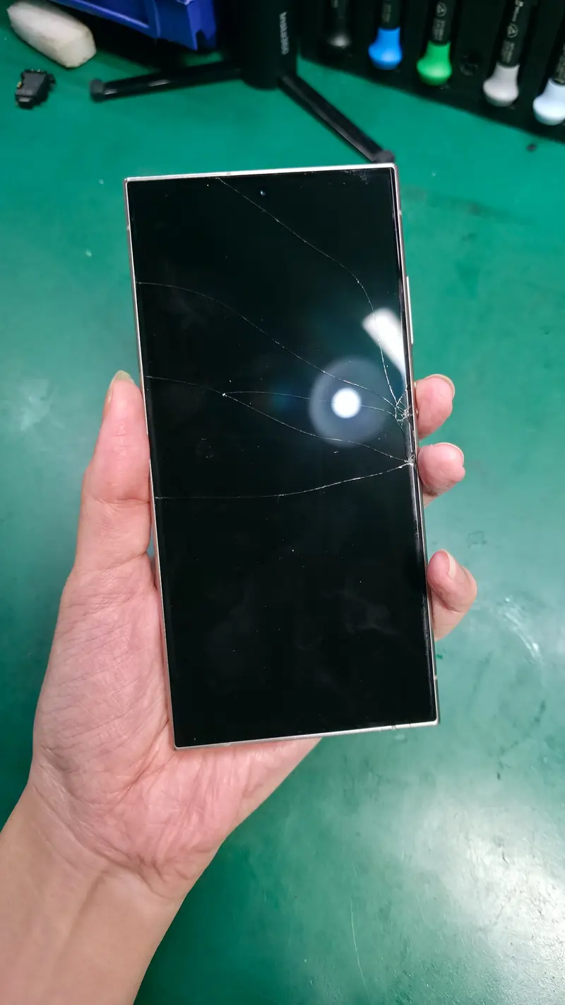 Tourist from France Discovers Glass-Only Repair in Bukit Bintang