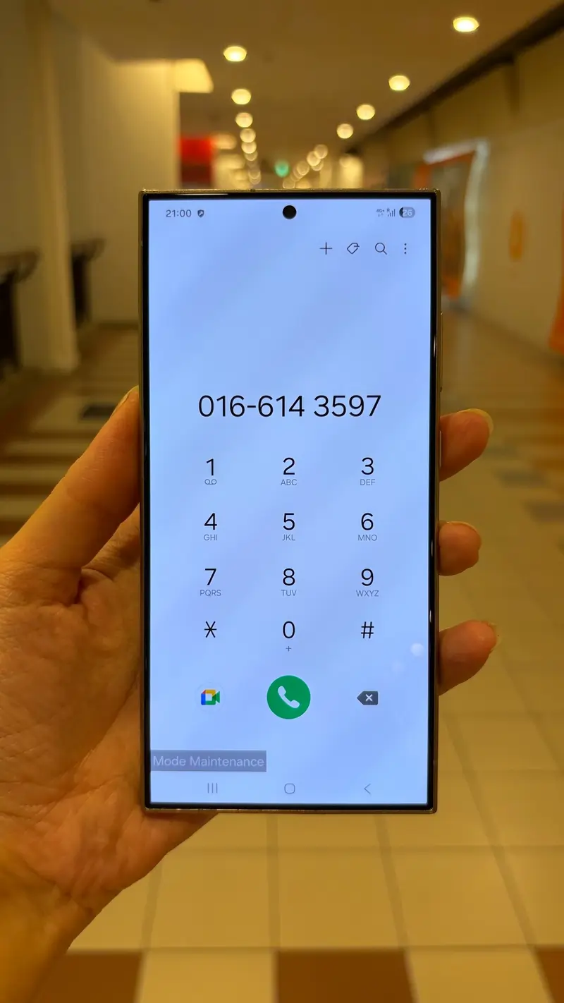 Tourist from France Discovers Glass-Only Repair in Bukit Bintang