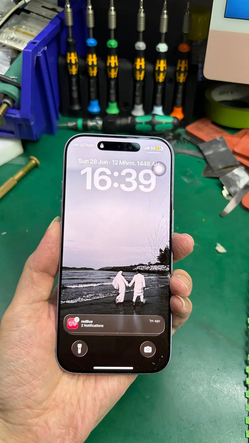 A Knowledgeable Customer Repairs iPhone 17 Outer Glass