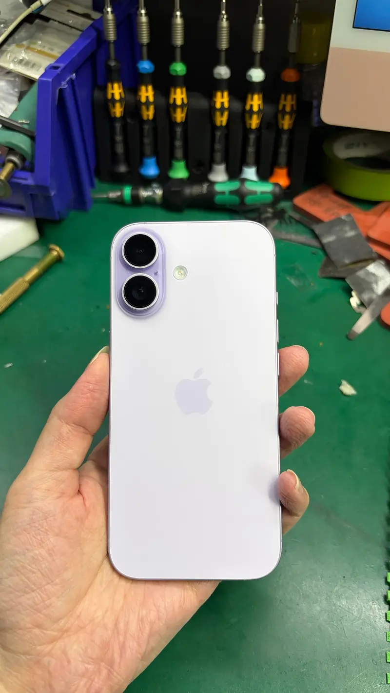 A Knowledgeable Customer Repairs iPhone 17 Outer Glass