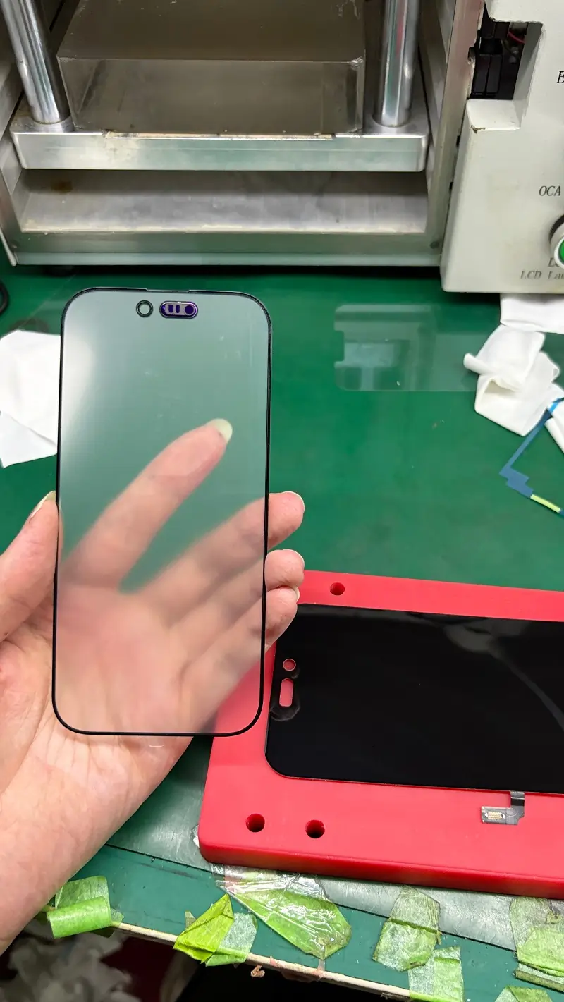 A Knowledgeable Customer Repairs iPhone 17 Outer Glass