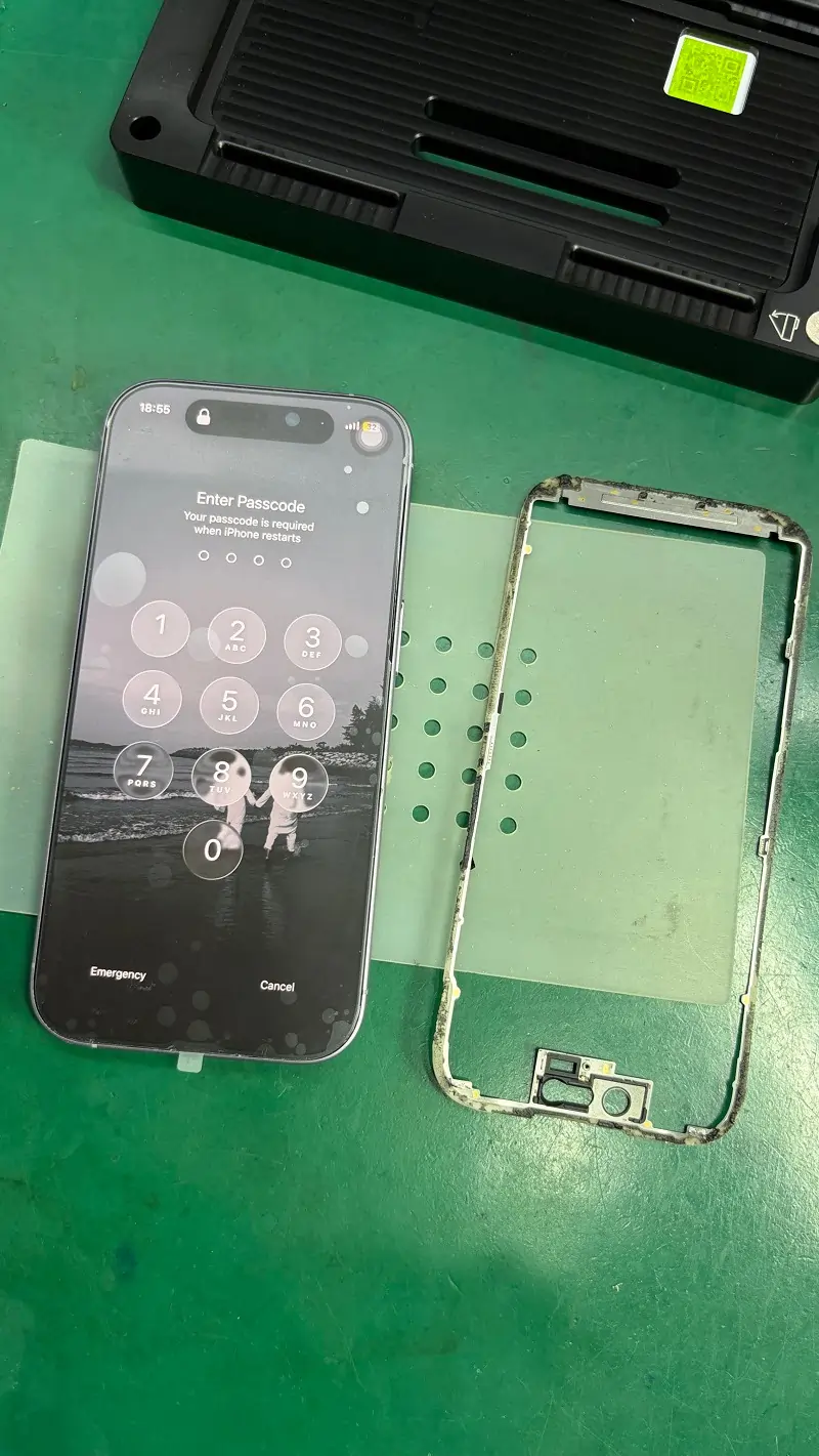 A Knowledgeable Customer Repairs iPhone 17 Outer Glass