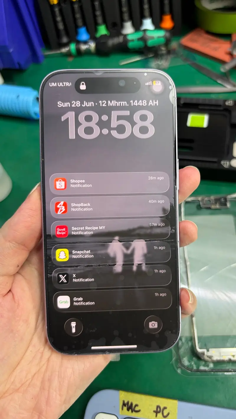 A Knowledgeable Customer Repairs iPhone 17 Outer Glass