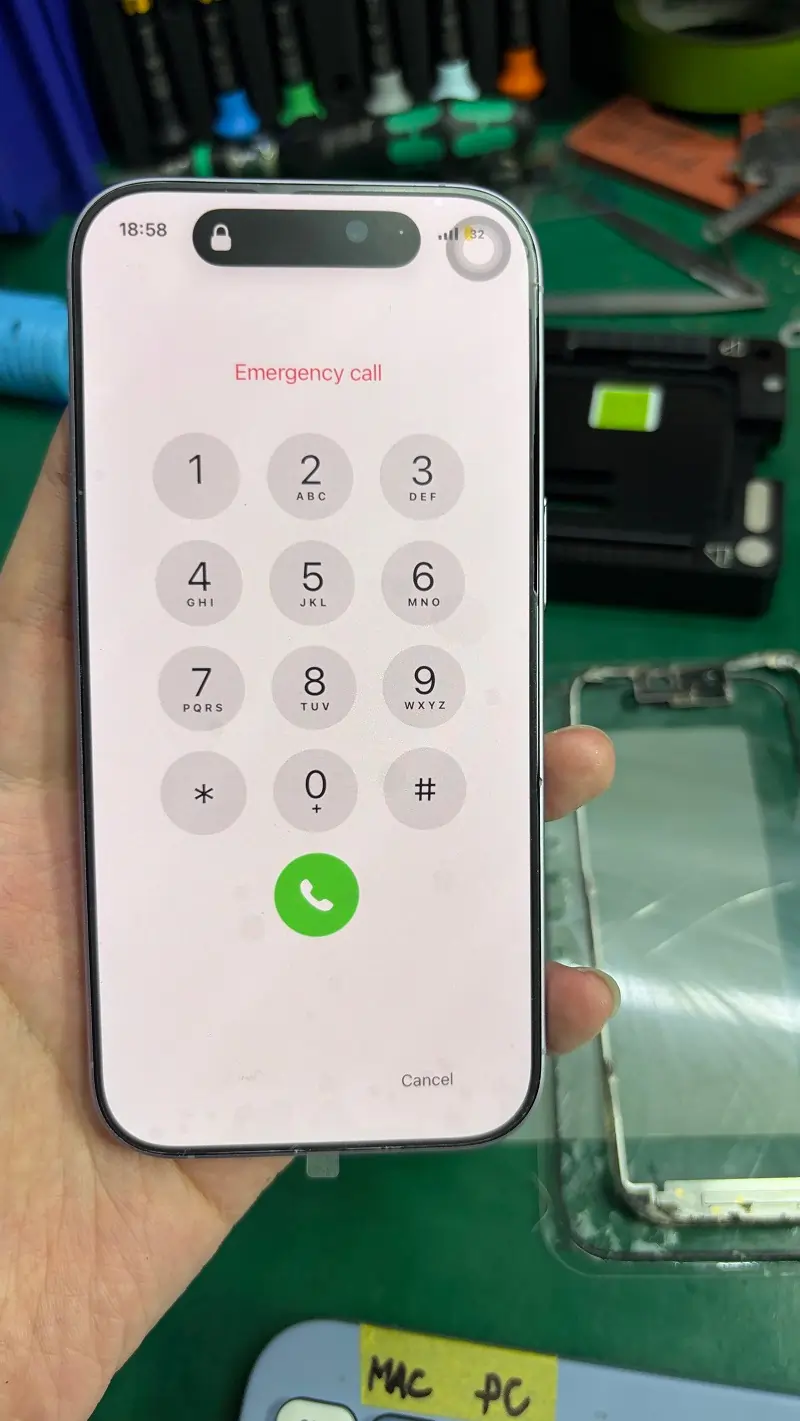 A Knowledgeable Customer Repairs iPhone 17 Outer Glass