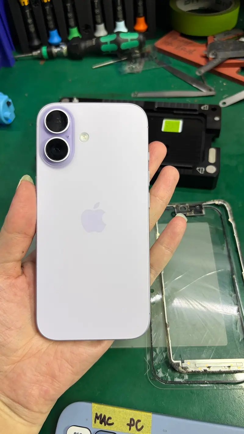 A Knowledgeable Customer Repairs iPhone 17 Outer Glass
